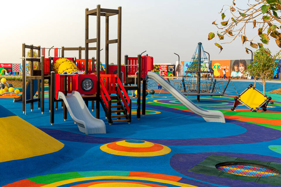 Детские площадки и большой общественный парк